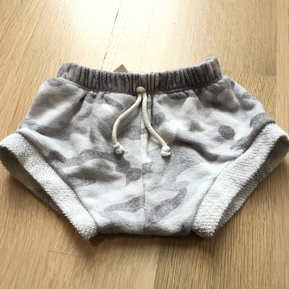 Childhoods Clothing arctic camo shortie  3t GUC